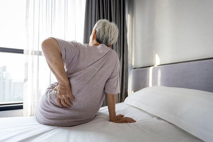 Persona mayor en la cama