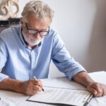 Persona mayor firmando poder notarial