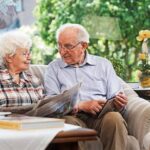 Pareja de personas mayores en su casa