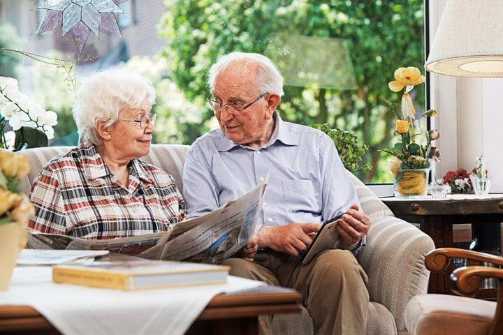 Pareja de personas mayores en su casa