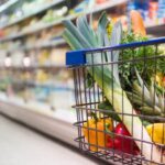 Carro de compra con frutas y verduras en el supermercado